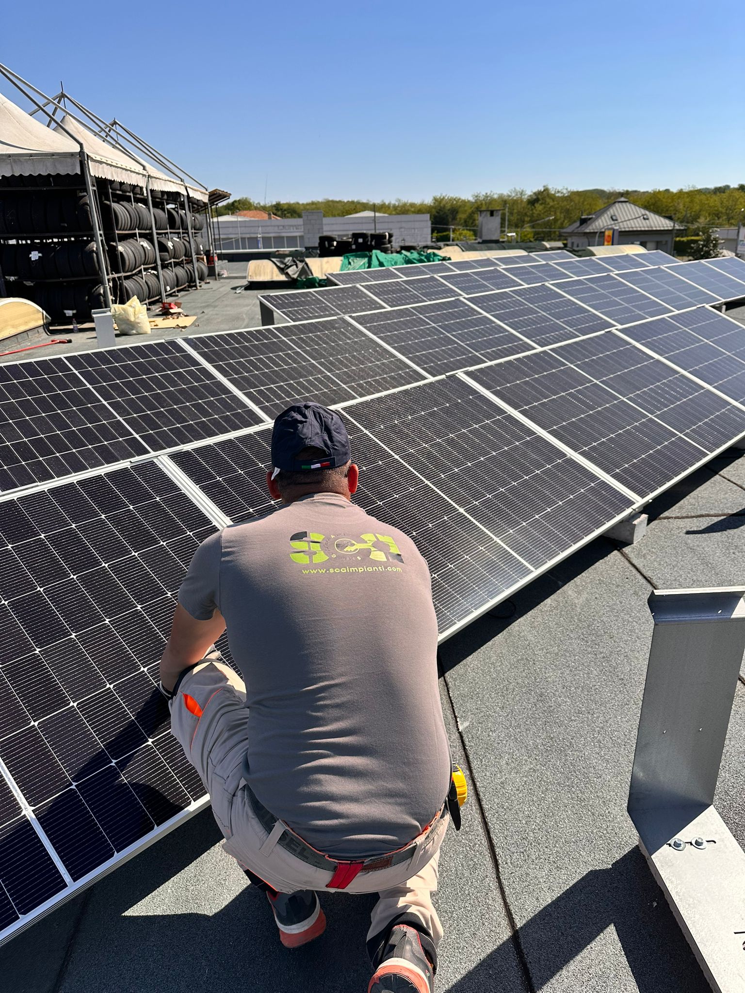 Impianto fotovoltaico commerciale - tetto piano